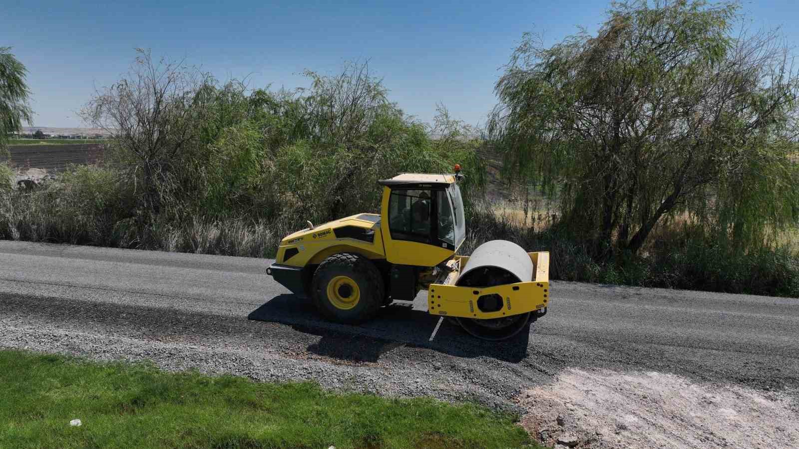 Kırsal yollarda sathi kaplama çalışmaları sürüyor