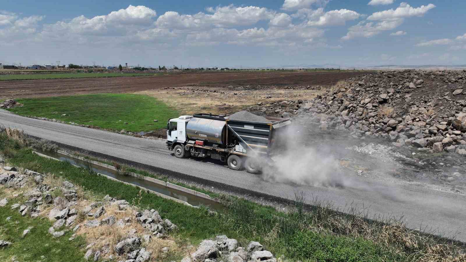 Kırsal yollarda sathi kaplama çalışmaları sürüyor