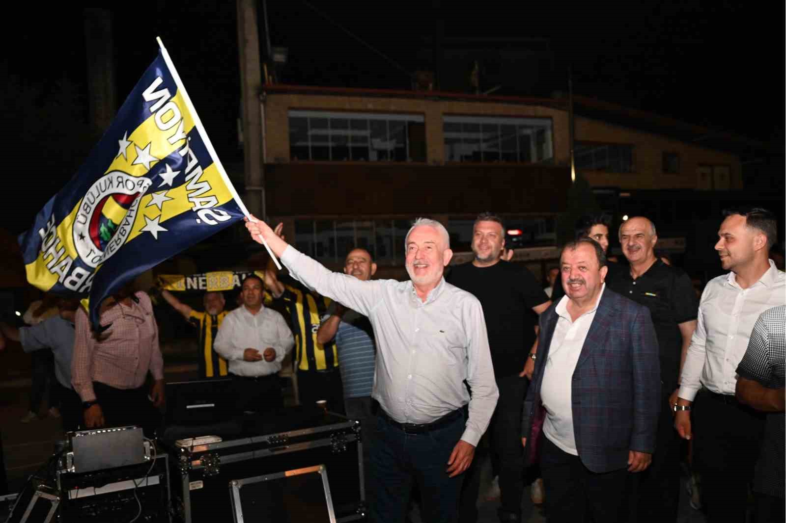 Isparta’da Fenerbahçe’nin Şampiyonlar Ligi sevinci meydana sığmadı