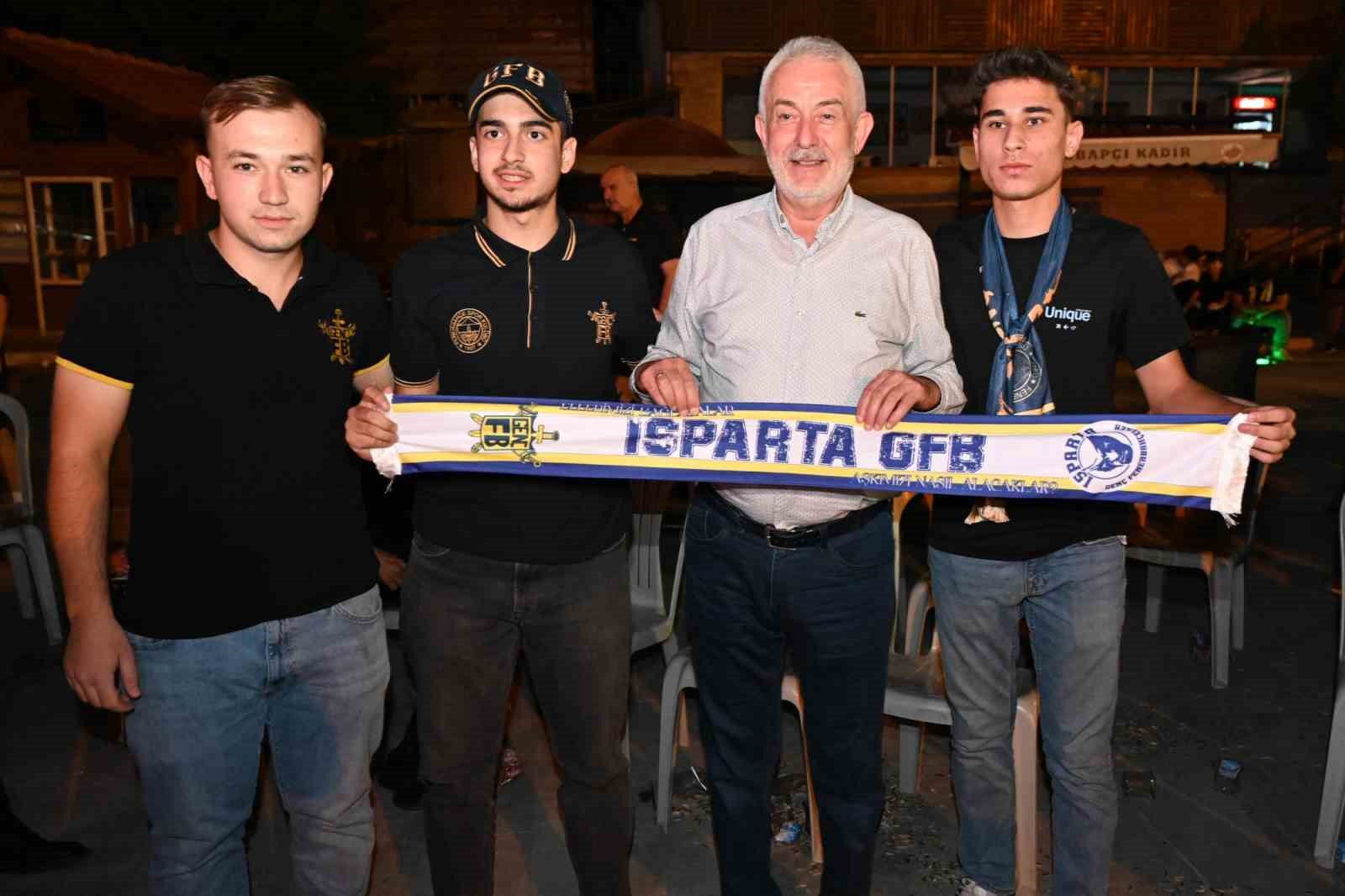 Isparta’da Fenerbahçe’nin Şampiyonlar Ligi sevinci meydana sığmadı