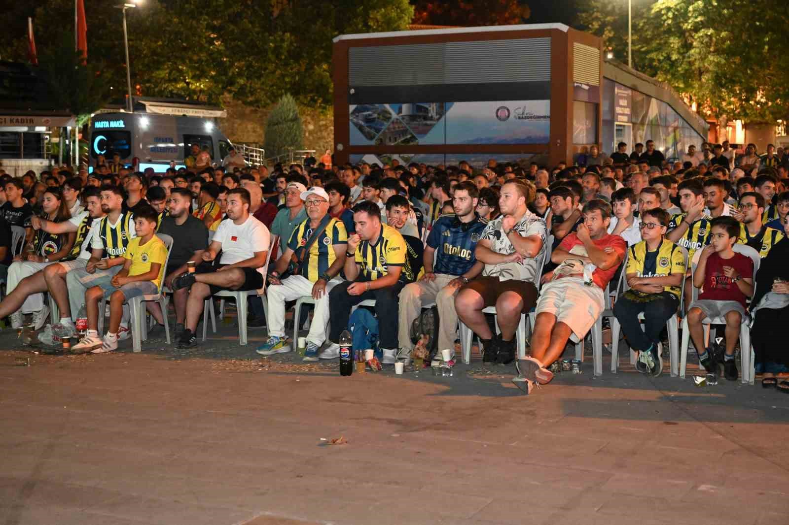 Isparta’da Fenerbahçe’nin Şampiyonlar Ligi sevinci meydana sığmadı
