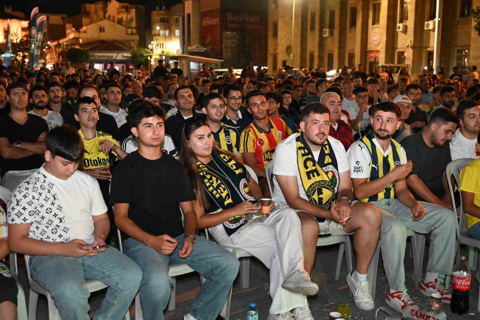 Isparta’da Fenerbahçe’nin Şampiyonlar Ligi sevinci meydana sığmadı