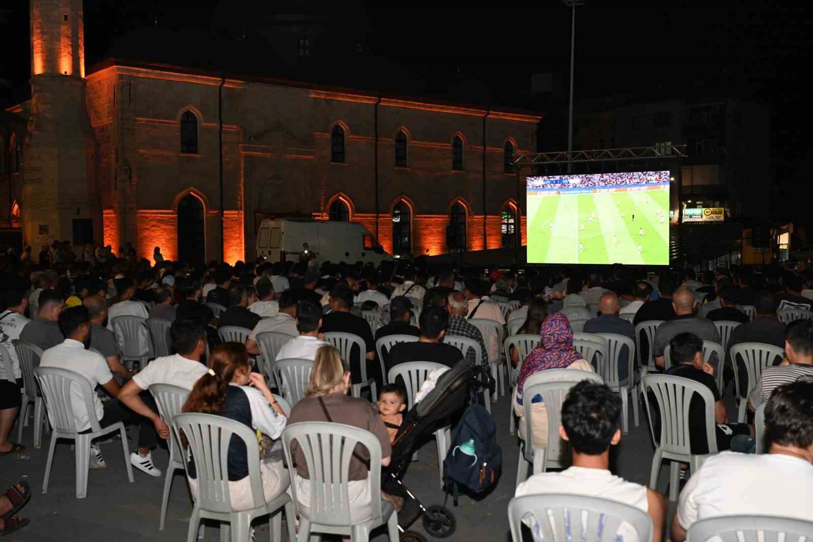 Isparta’da Fenerbahçe’nin Şampiyonlar Ligi sevinci meydana sığmadı