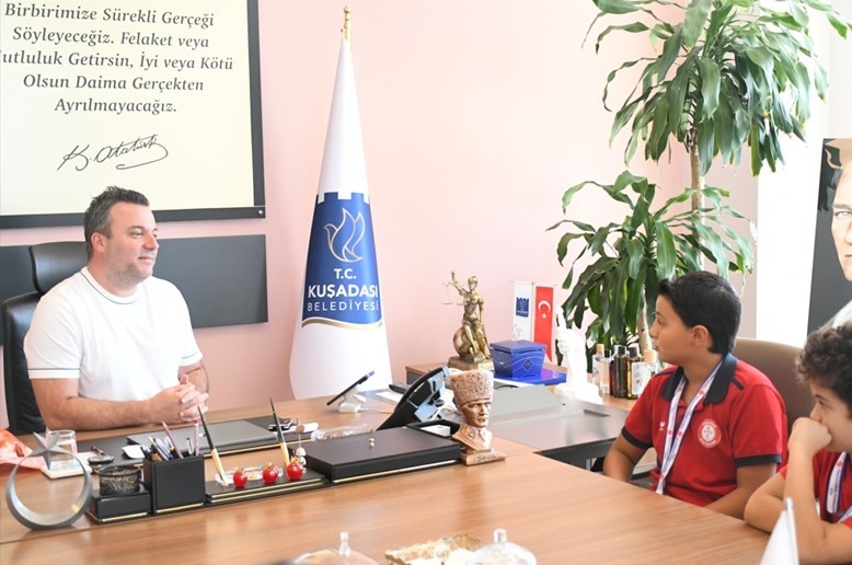 Kuşadası Belediye Başkan Vekili Demirtaş şampiyon güreşçileri ağırladı