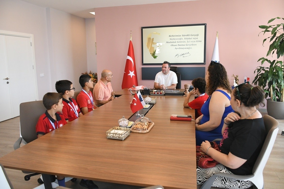Kuşadası Belediye Başkan Vekili Demirtaş şampiyon güreşçileri ağırladı