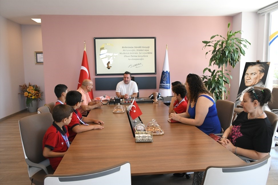 Kuşadası Belediye Başkan Vekili Demirtaş şampiyon güreşçileri ağırladı