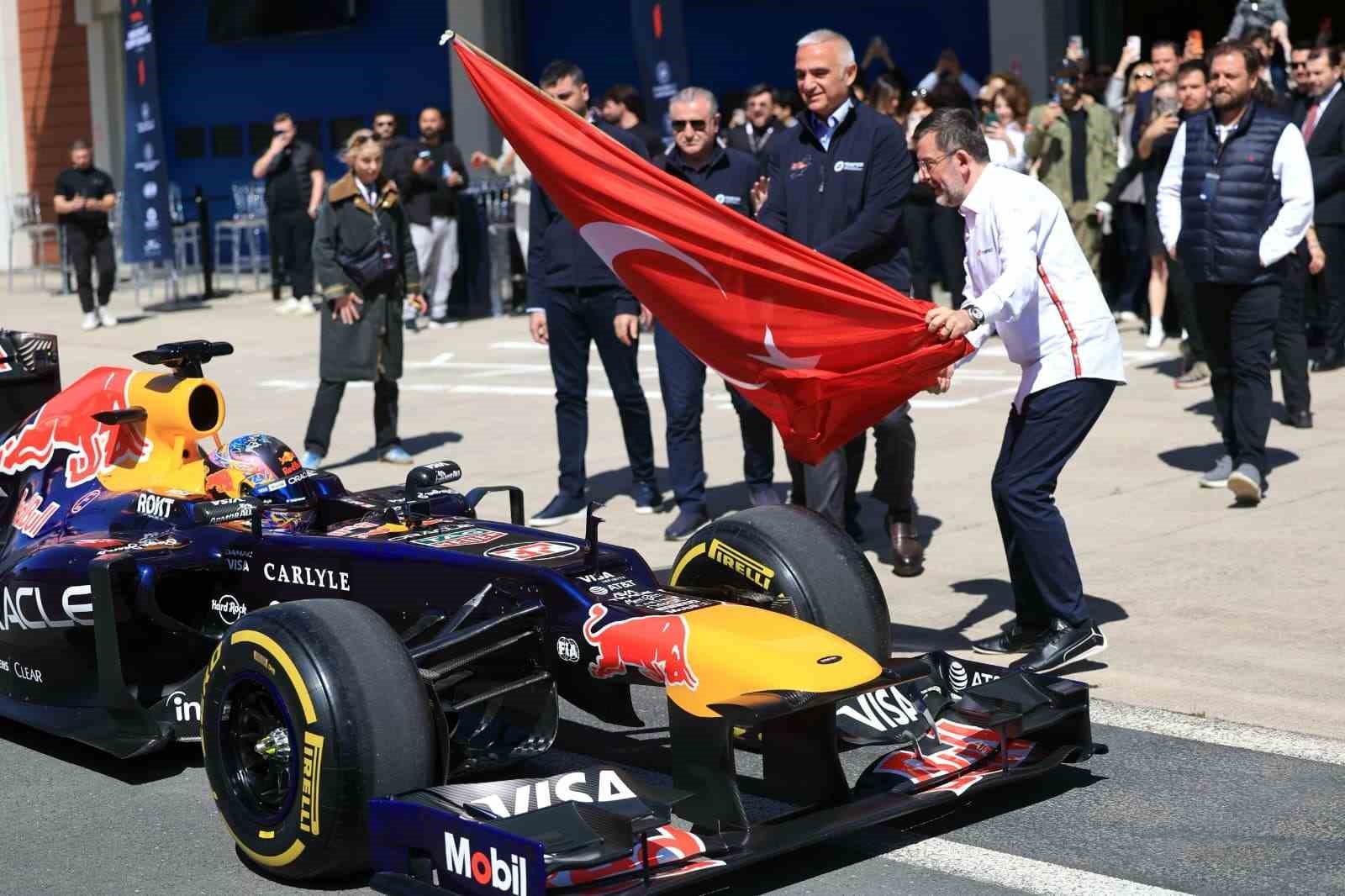 Bakan Ersoy müjdeyi verdi: İstanbul Park 2031’e kadar F1 takviminde