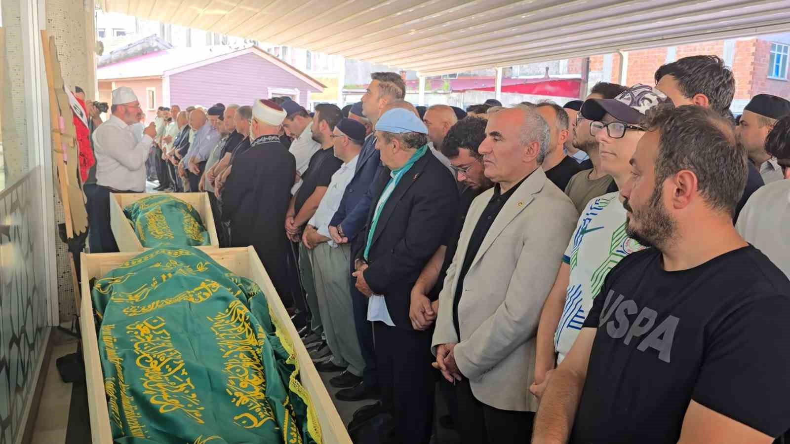 Rize’de denizde boğulan iki kardeş son yolculuklarına uğurlandı