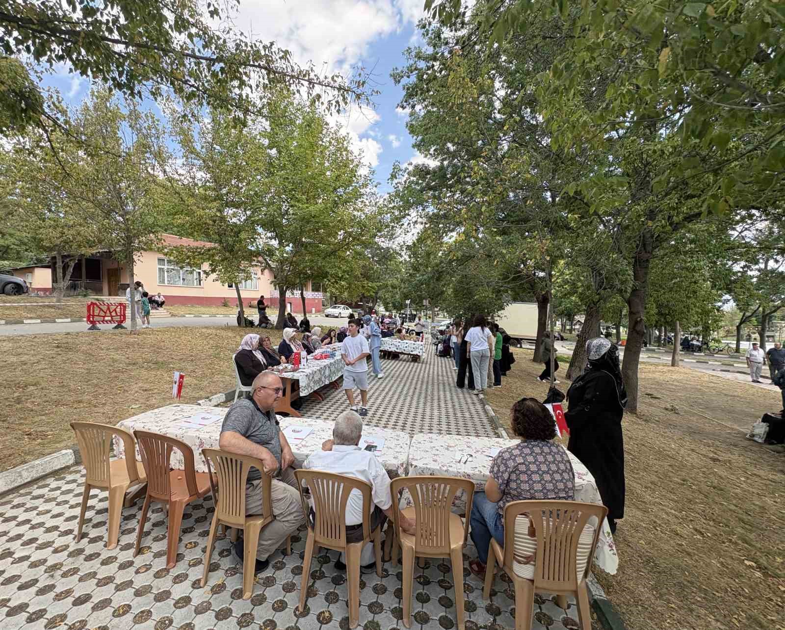 Kadınlar ilçenin coğrafi işaretli pirincinden en lezzetli pilavı yapmak için yarıştı