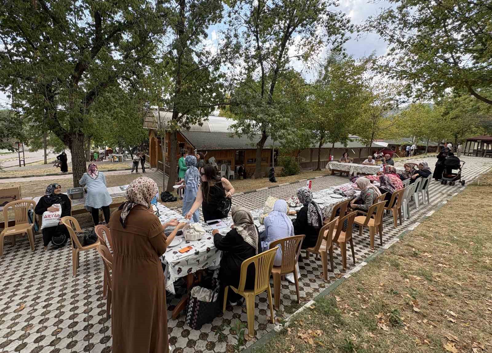 Kadınlar ilçenin coğrafi işaretli pirincinden en lezzetli pilavı yapmak için yarıştı