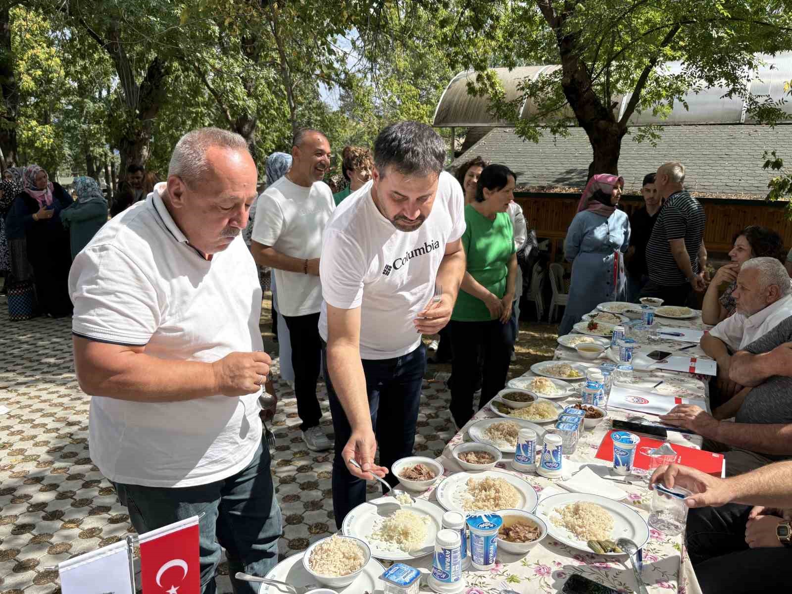 Kadınlar ilçenin coğrafi işaretli pirincinden en lezzetli pilavı yapmak için yarıştı