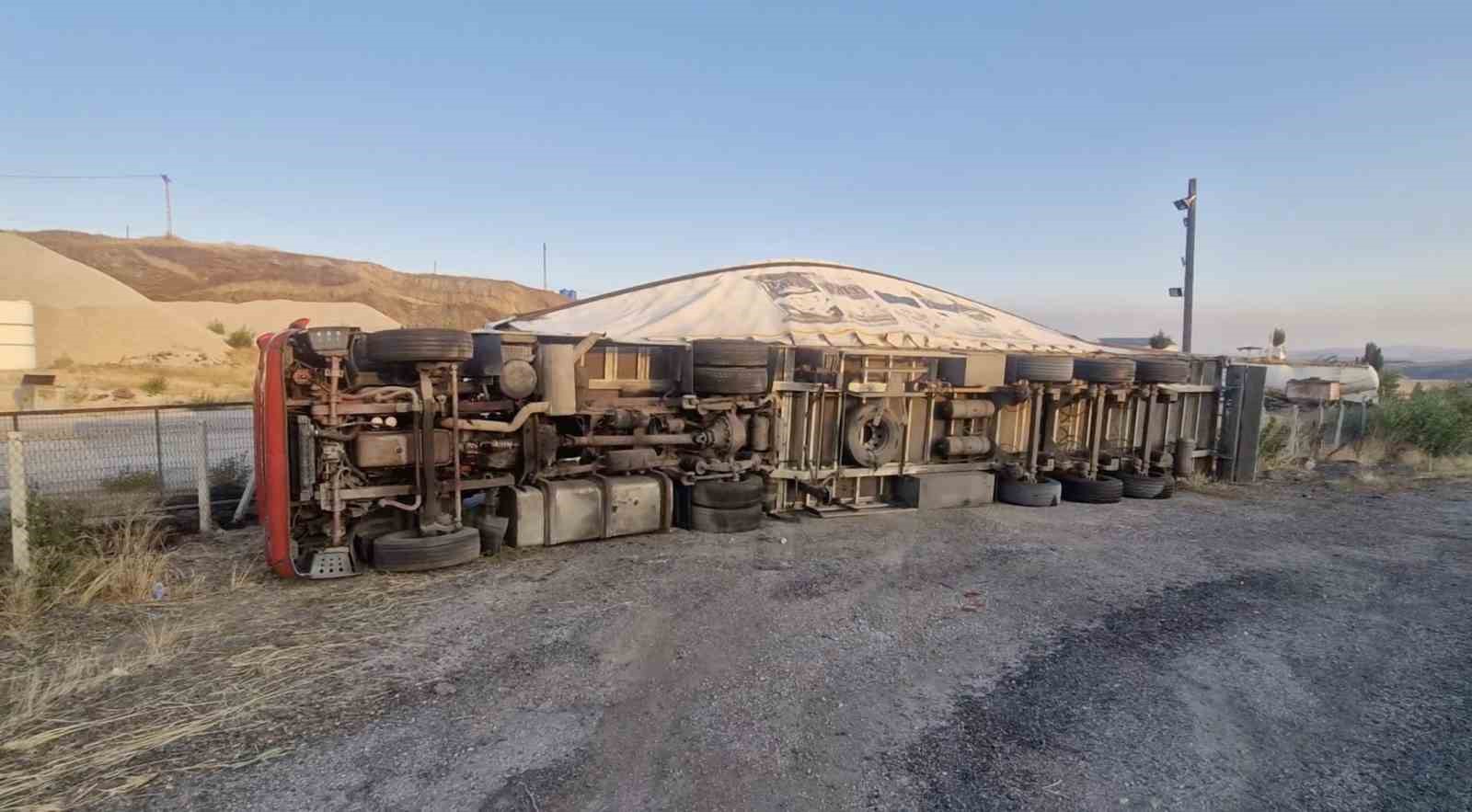 Çorum’da kontrolden çıkan tır, hafif ticari aracın üzerine devrildi: 1 yaralı