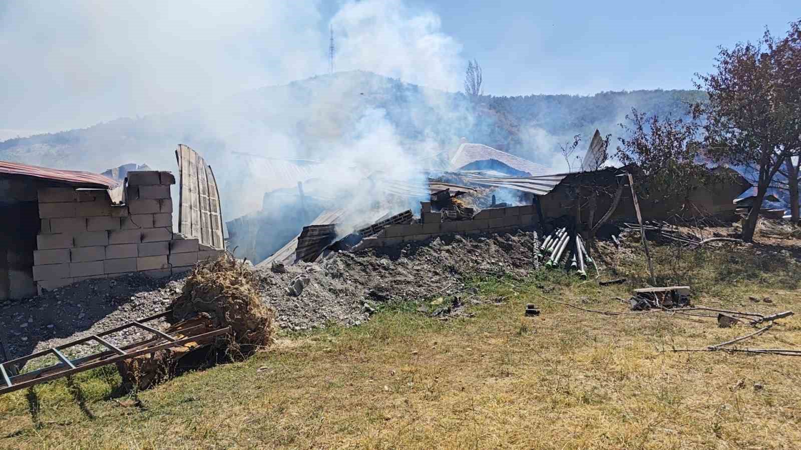 Isparta’da besihane yangını: Binlerce saman ve yonca balyası zarar gördü