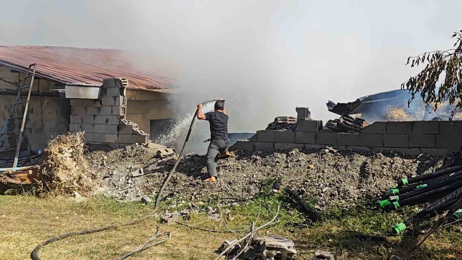 Isparta’da besihane yangını: Binlerce saman ve yonca balyası zarar gördü