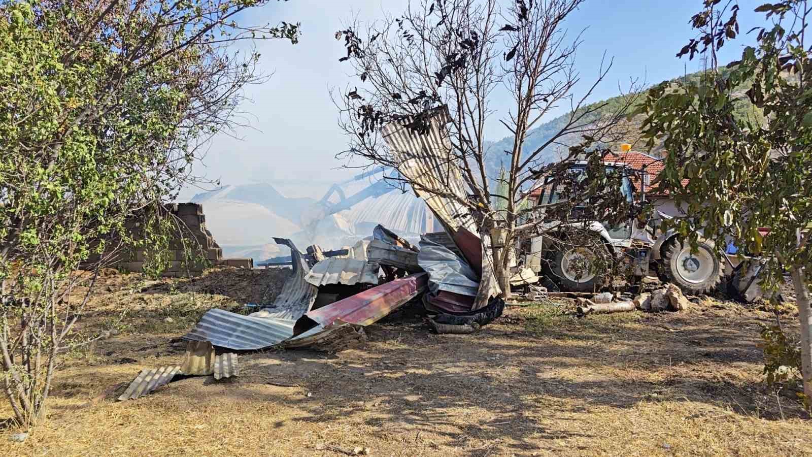 Isparta’da besihane yangını: Binlerce saman ve yonca balyası zarar gördü