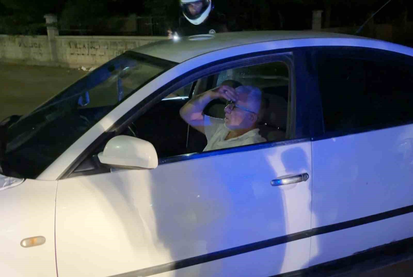 Yol ortasında araç içinde sızıp kaldı, ekipleri alarma geçirdi
