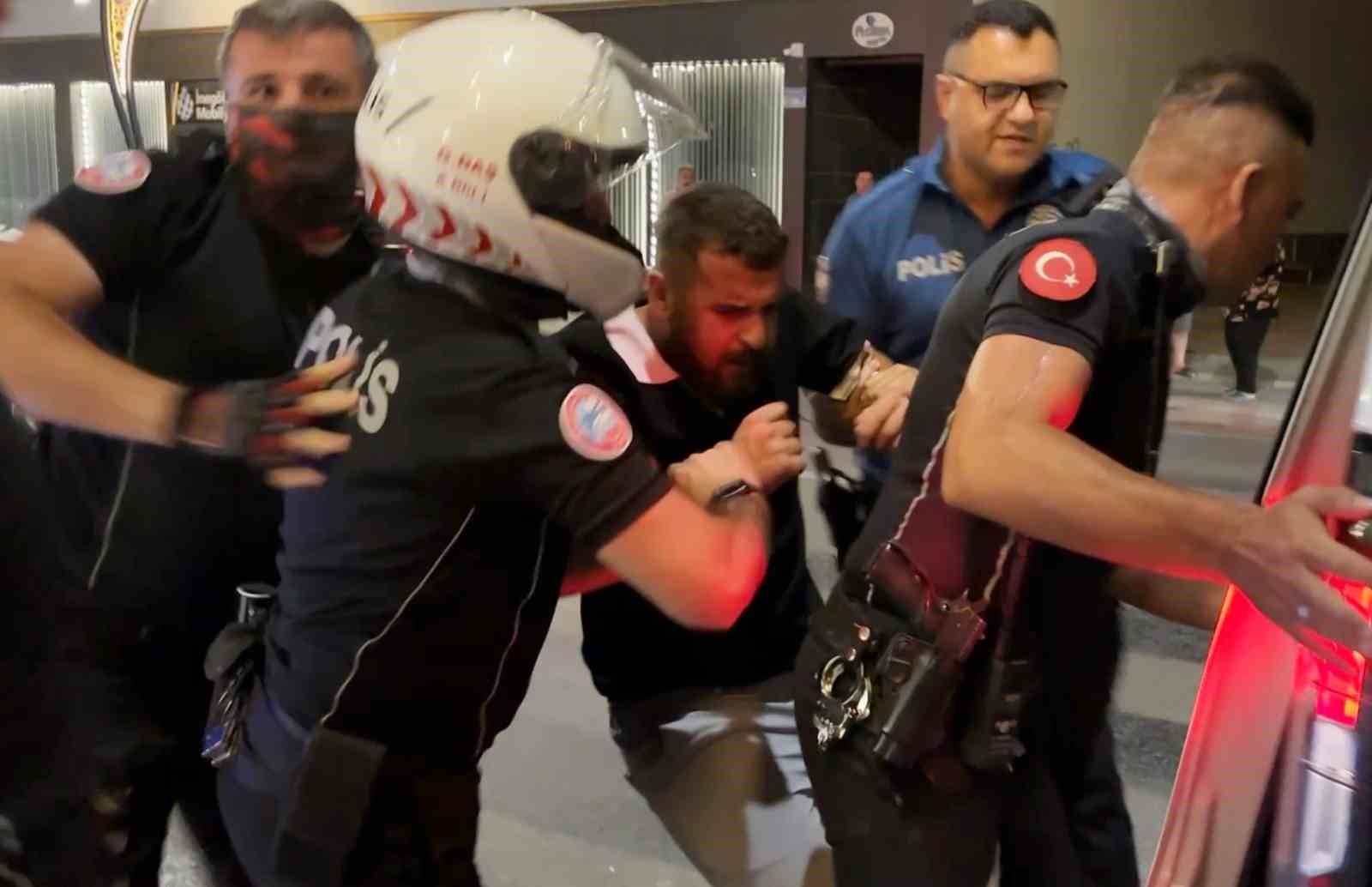 Biri oynayarak, diğeri zorla gözaltına alındı: İlginç anlar kamerada