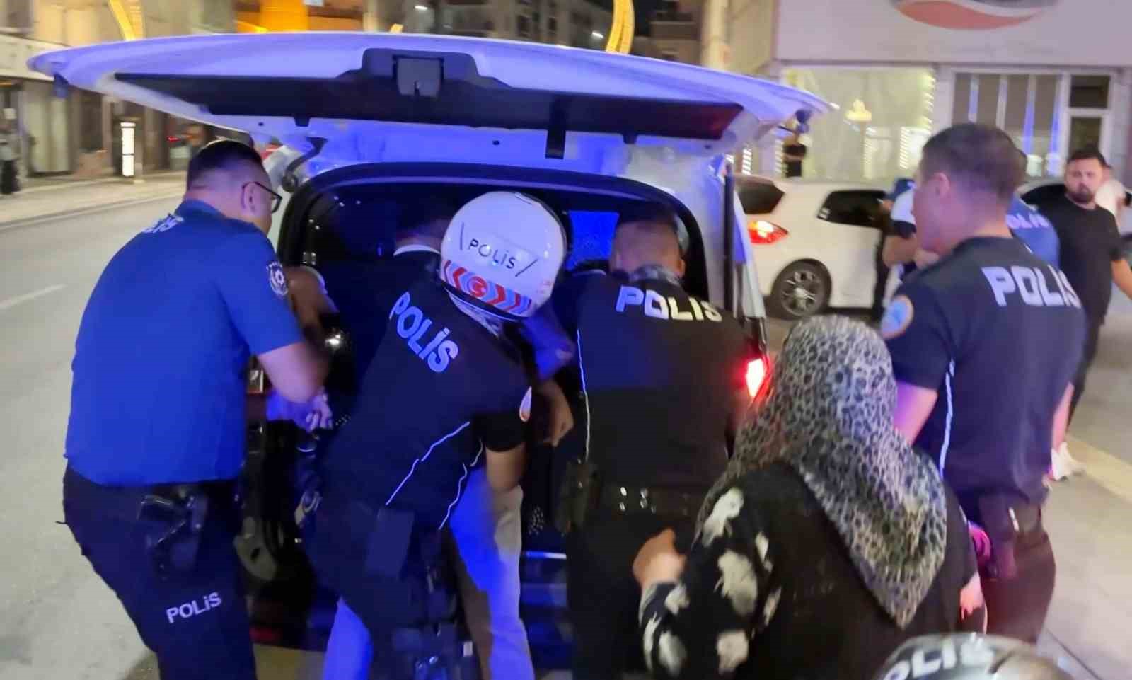 Biri oynayarak, diğeri zorla gözaltına alındı: İlginç anlar kamerada