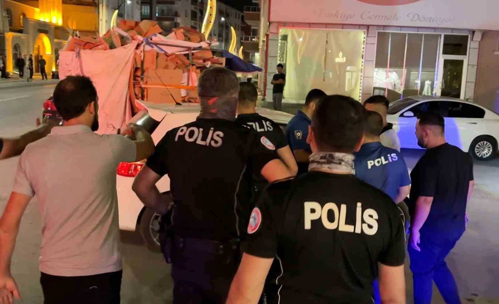 Biri oynayarak, diğeri zorla gözaltına alındı: İlginç anlar kamerada