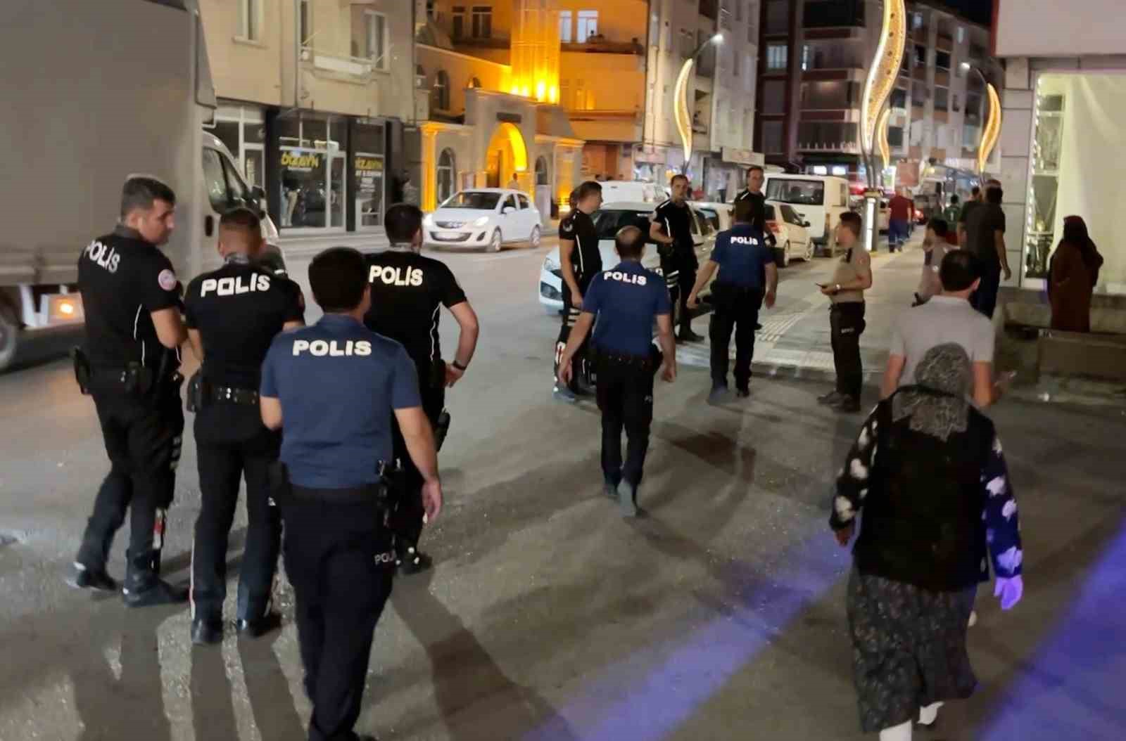 Biri oynayarak, diğeri zorla gözaltına alındı: İlginç anlar kamerada