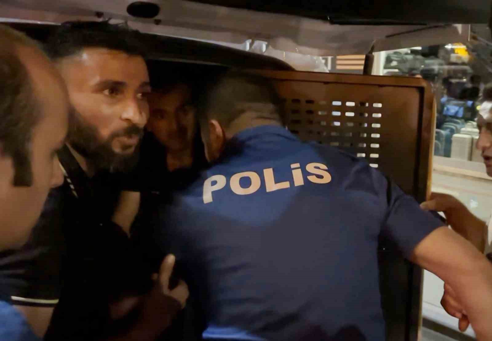 Biri oynayarak, diğeri zorla gözaltına alındı: İlginç anlar kamerada
