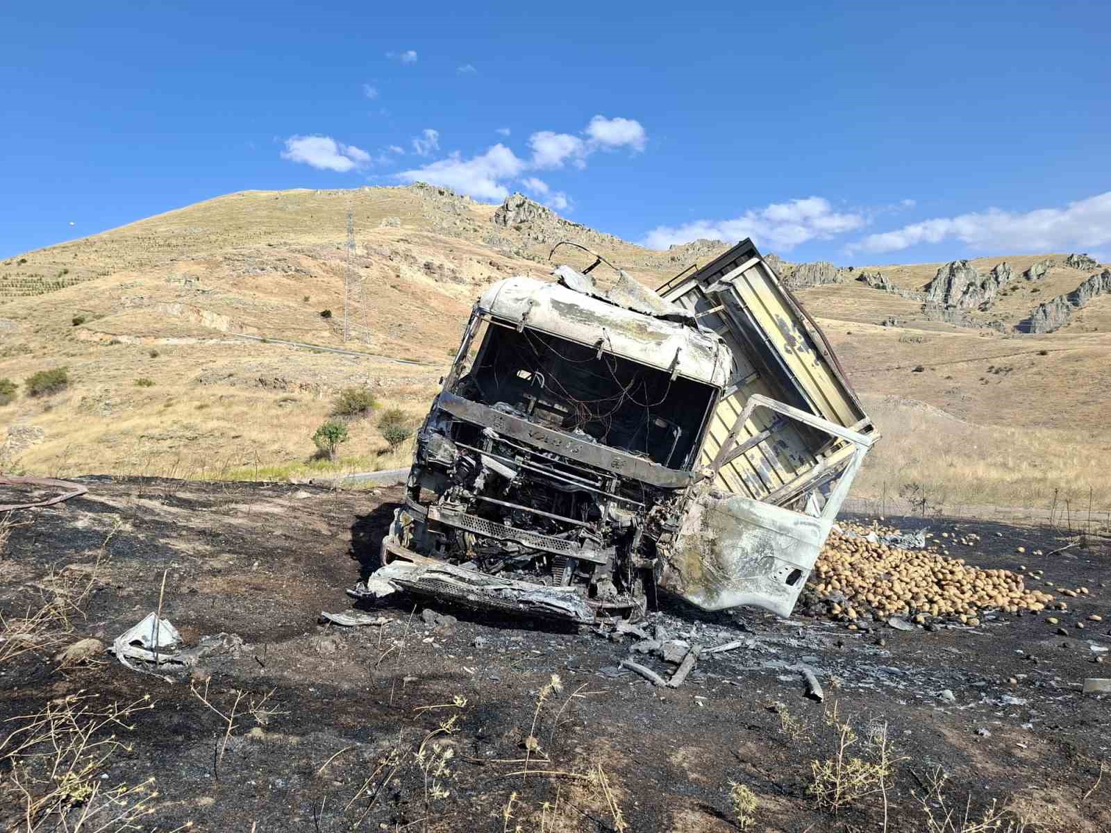 Balatalardan çıkan alevler kamyonu ve çevresindeki araziyi yaktı