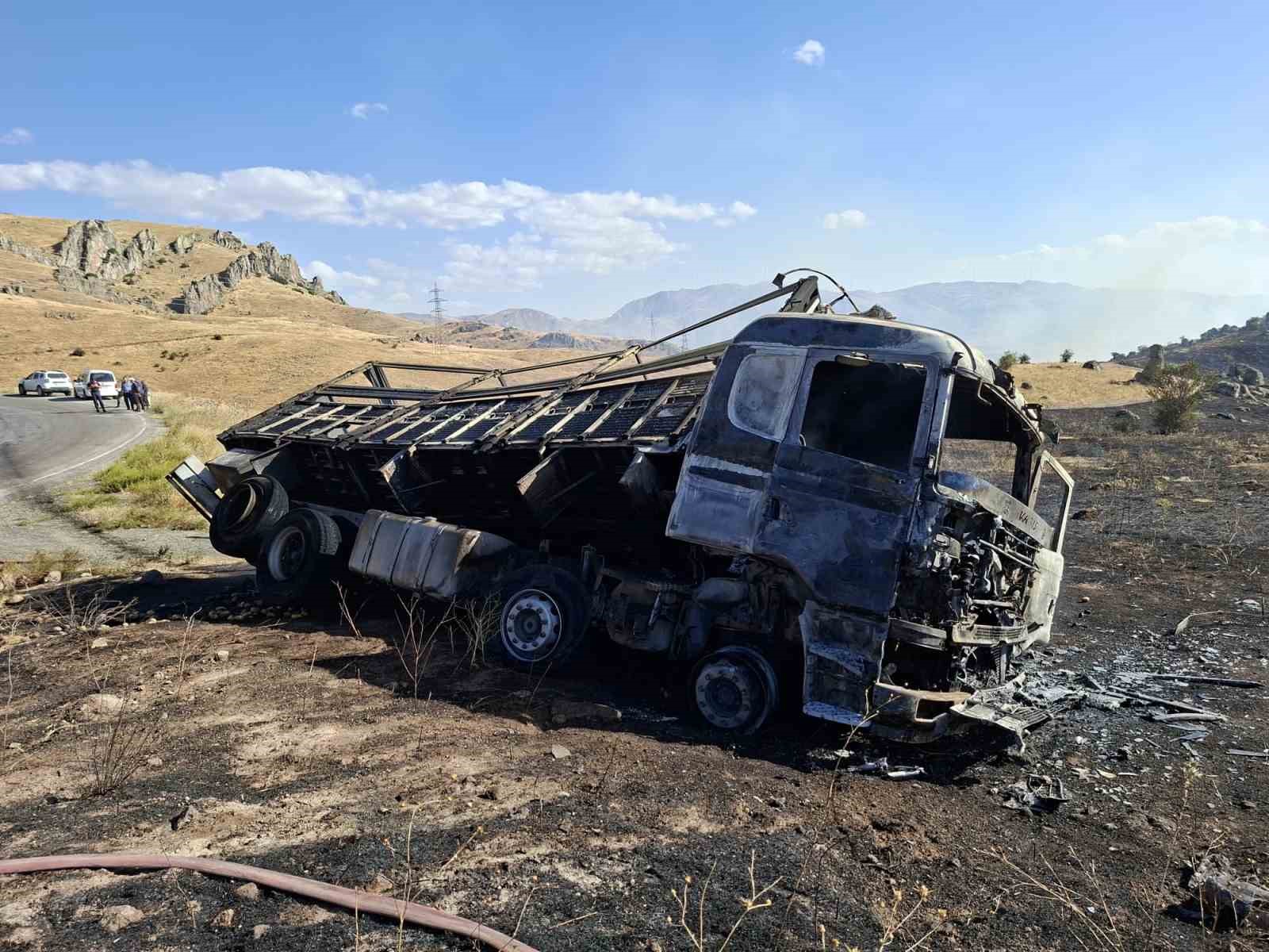 Balatalardan çıkan alevler kamyonu ve çevresindeki araziyi yaktı