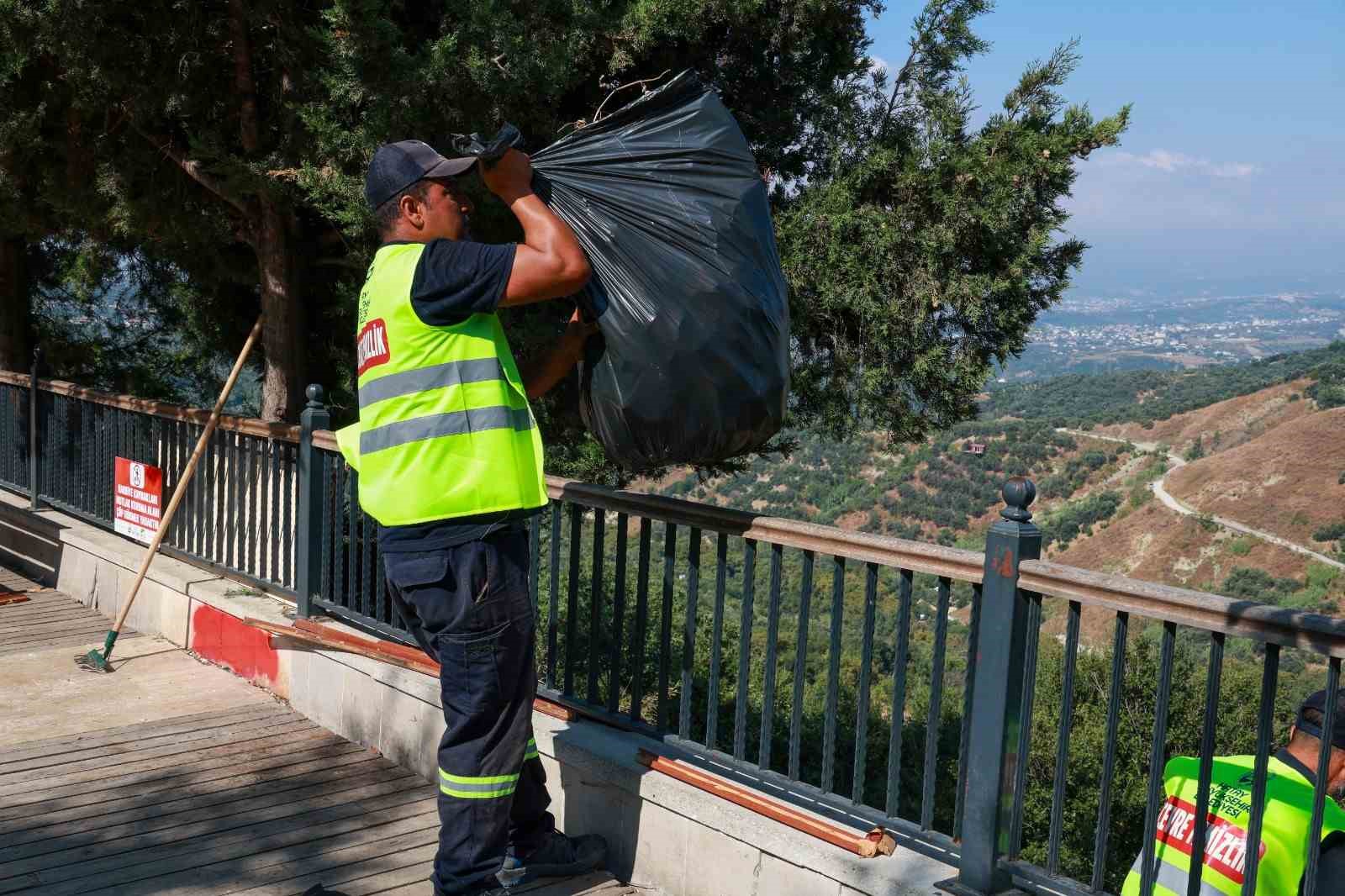 Döver seyir terasından torbalarca çöp çıktı
