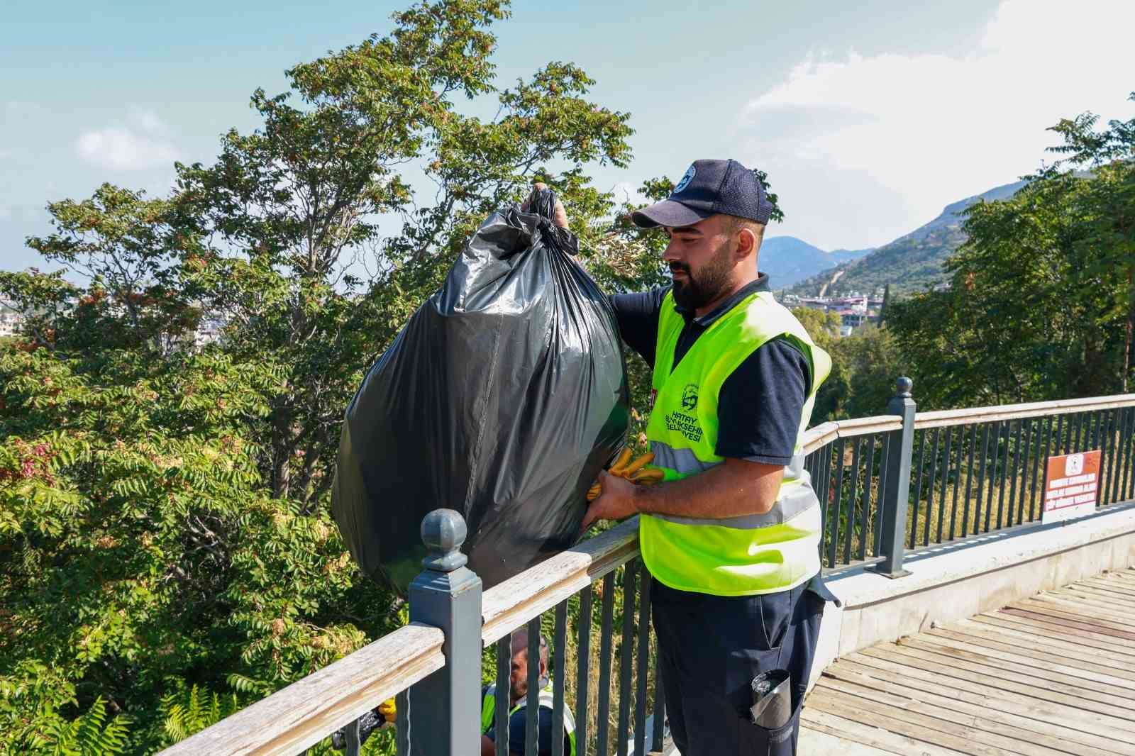 Döver seyir terasından torbalarca çöp çıktı