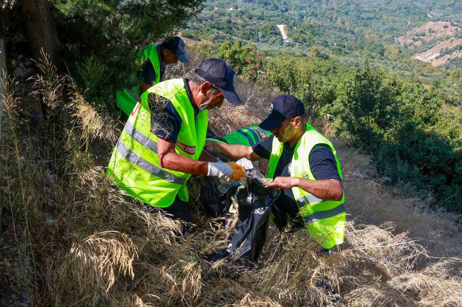 Döver seyir terasından torbalarca çöp çıktı