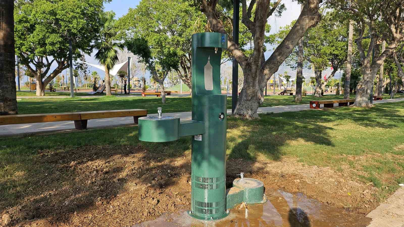Kavurucu sıcakların yaşandığı İskenderun’da sahilde ücretsiz soğuk su hizmeti insanlara ve sokak hayvanlarına nefes oldu
