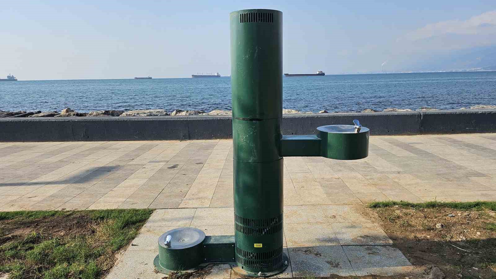 Kavurucu sıcakların yaşandığı İskenderun’da sahilde ücretsiz soğuk su hizmeti insanlara ve sokak hayvanlarına nefes oldu
