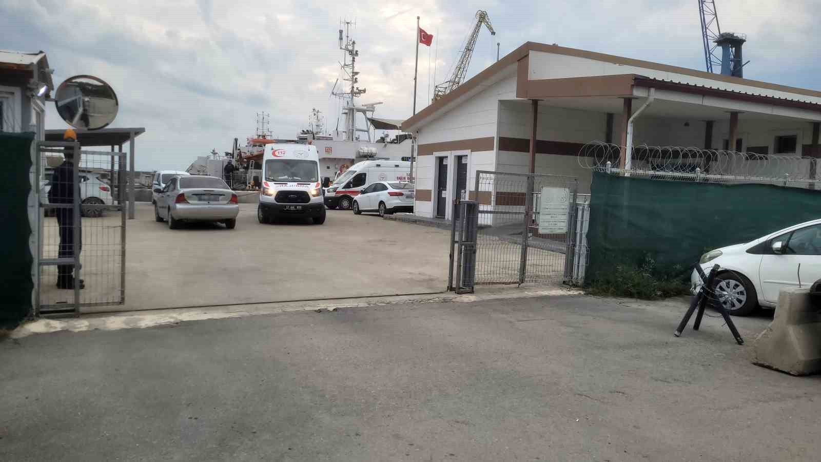 Karadeniz’de su alan gemi batma tehlikesi geçirdi, 13 mürettebat tahliye edildi