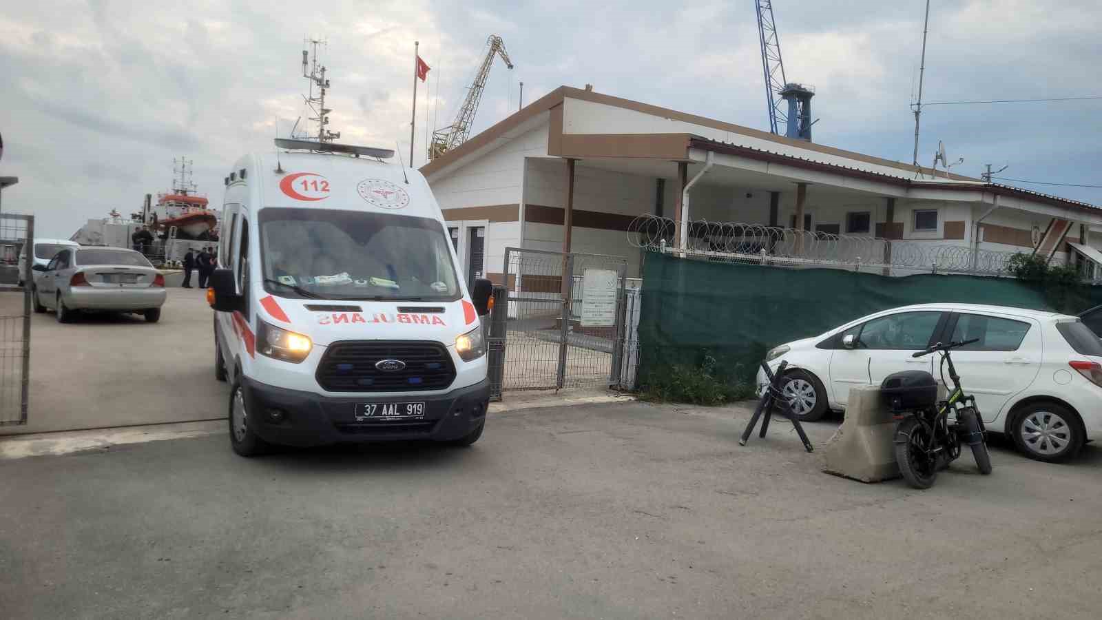 Karadeniz’de su alan gemi batma tehlikesi geçirdi, 13 mürettebat tahliye edildi