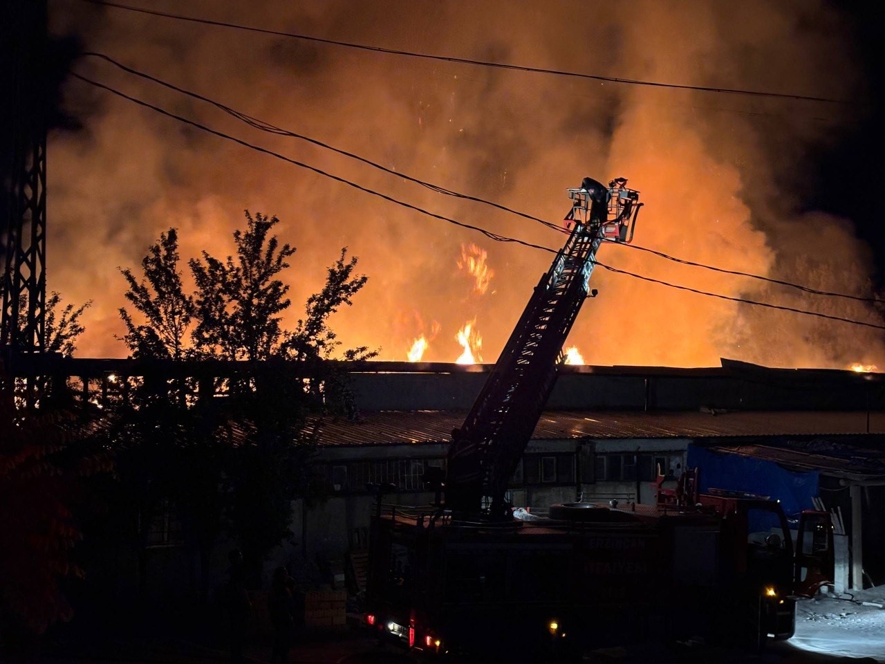 Erzincan’da mobilya imalathanesi alev alev yandı