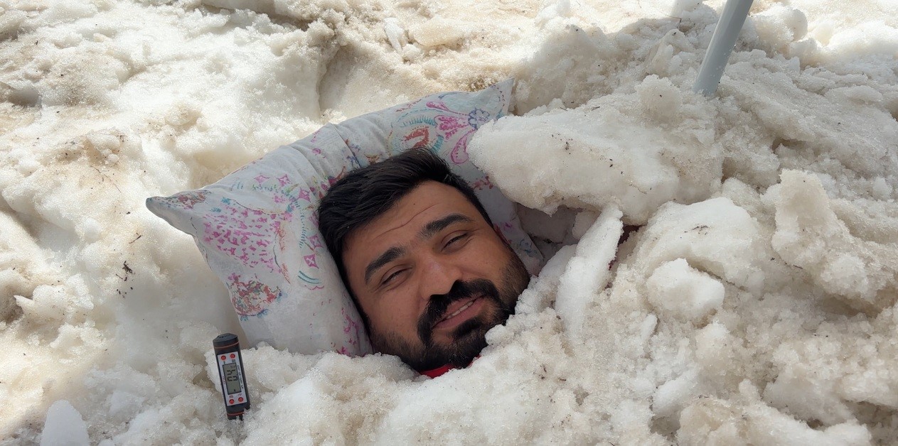 Sıcaktan kaçıp karın içine girdi! Erzincan’da ilginç serinleme