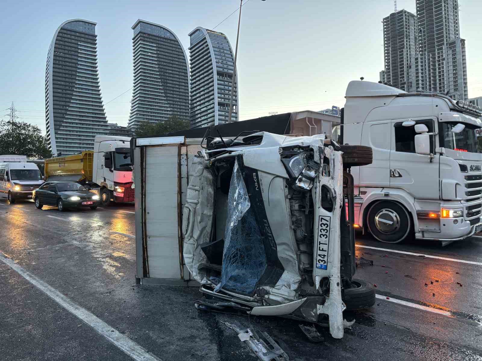 Esenyurt’ta 11 araç kazaya karıştı: 2’ ağır 6 yaralı