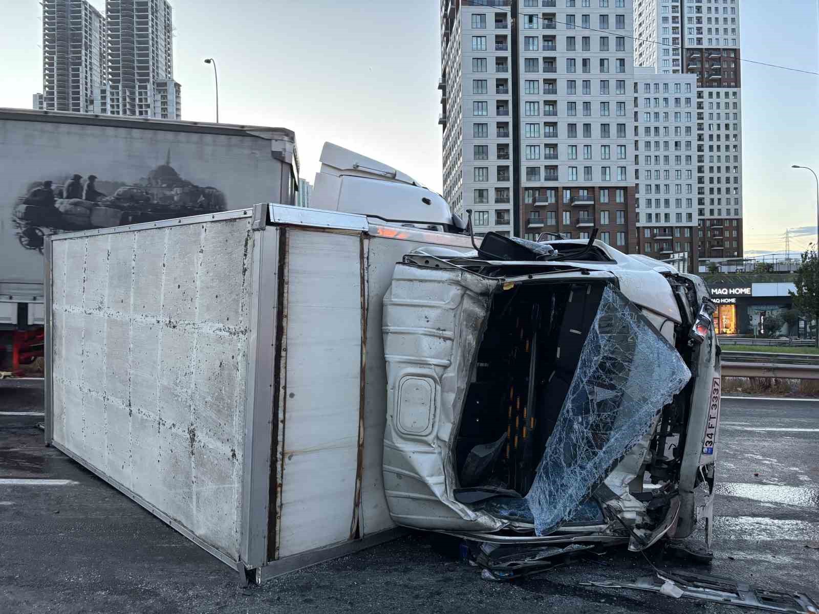 Esenyurt’ta 11 araç kazaya karıştı: 2’ ağır 6 yaralı