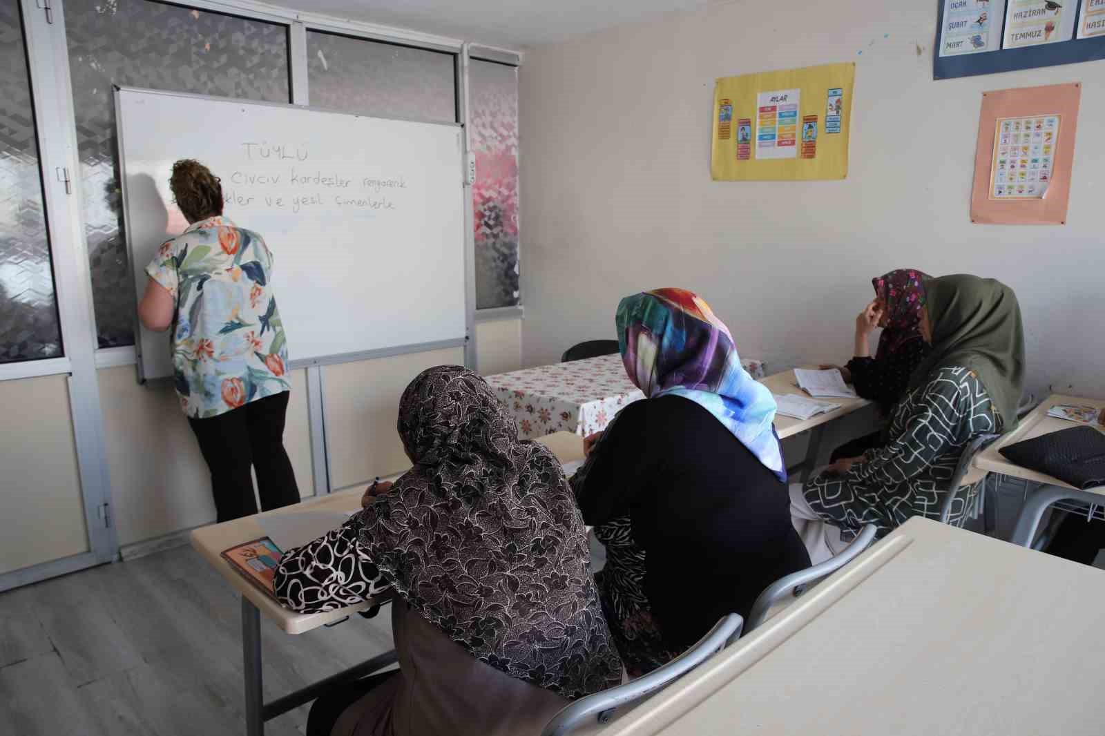 Hayalini kurduğu okuma-yazmayı 78 yaşında öğrendi