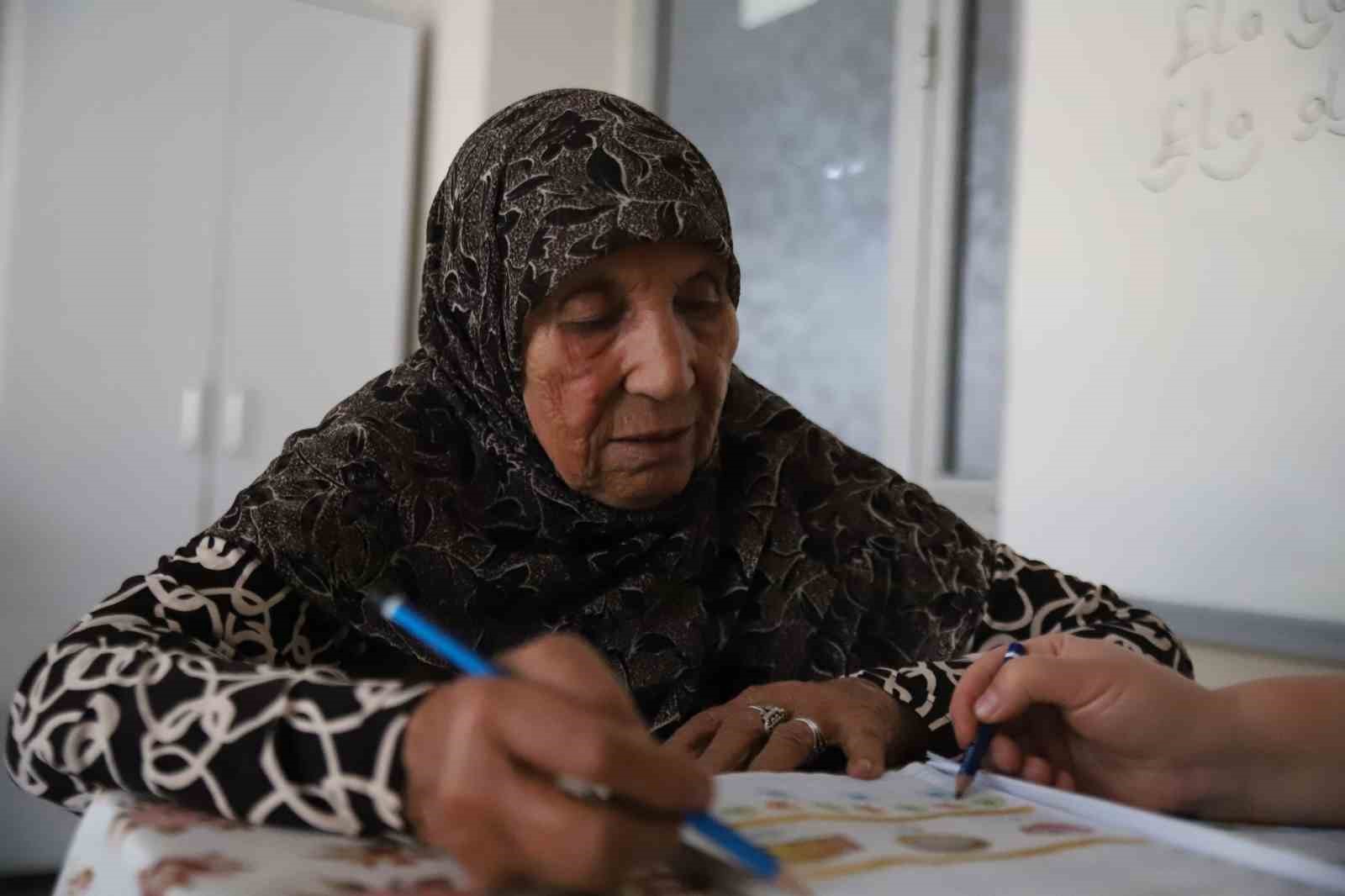 Hayalini kurduğu okuma-yazmayı 78 yaşında öğrendi
