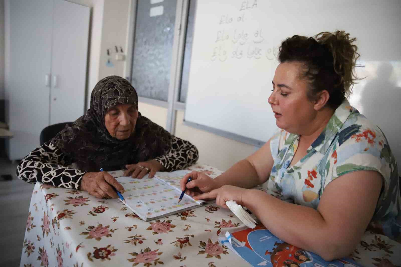 Hayalini kurduğu okuma-yazmayı 78 yaşında öğrendi