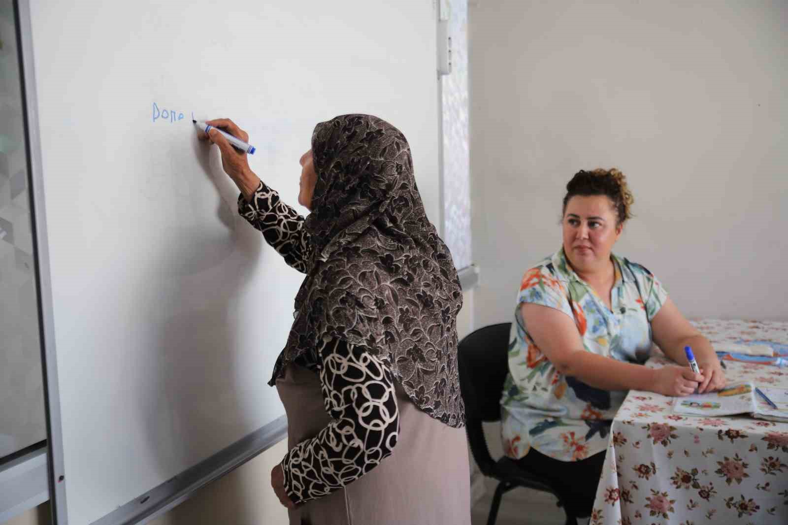 Hayalini kurduğu okuma-yazmayı 78 yaşında öğrendi
