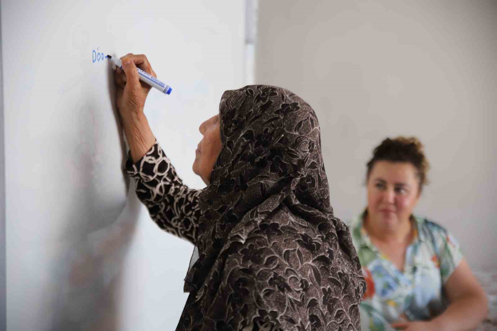 Hayalini kurduğu okuma-yazmayı 78 yaşında öğrendi