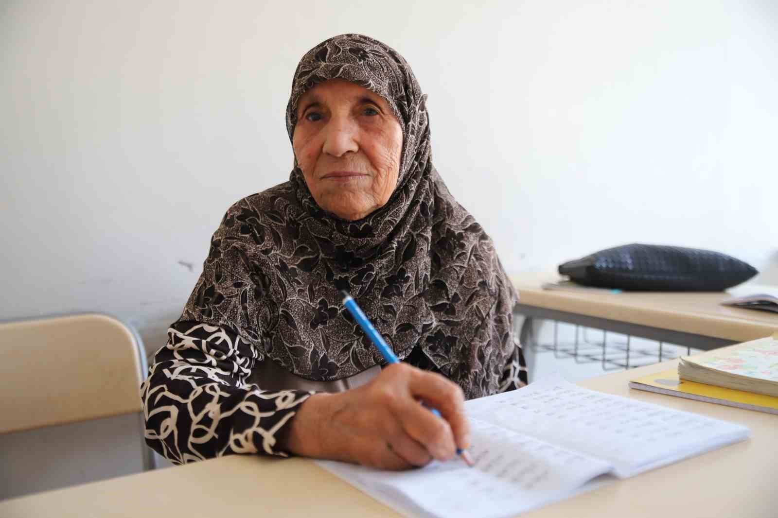 Hayalini kurduğu okuma-yazmayı 78 yaşında öğrendi