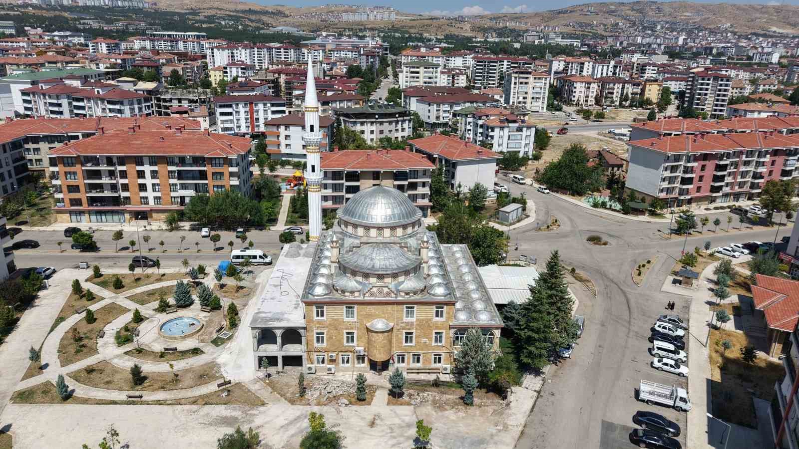Yıldırımın yıktığı minare yeniden inşa edildi