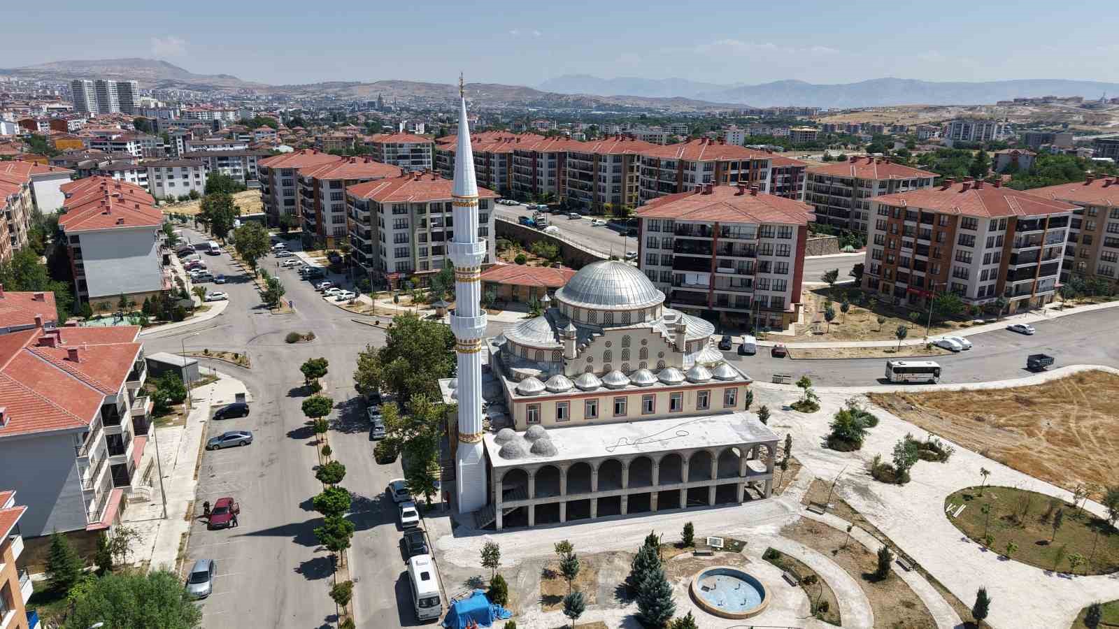 Yıldırımın yıktığı minare yeniden inşa edildi
