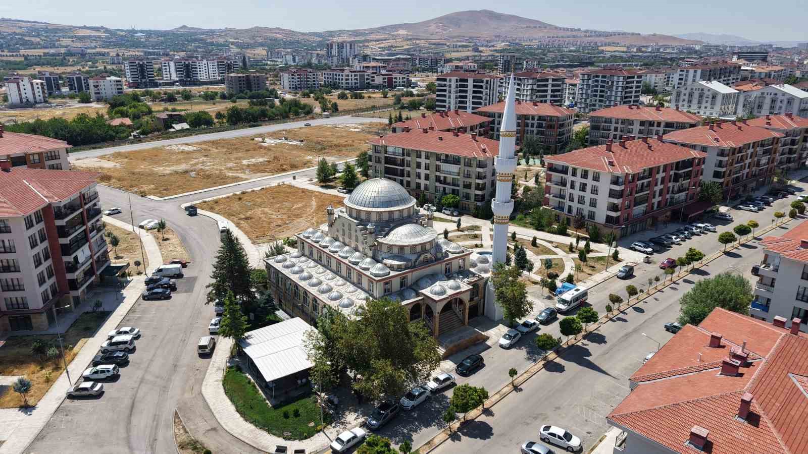 Yıldırımın yıktığı minare yeniden inşa edildi