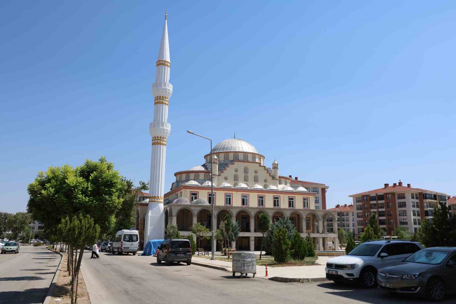Yıldırımın yıktığı minare yeniden inşa edildi