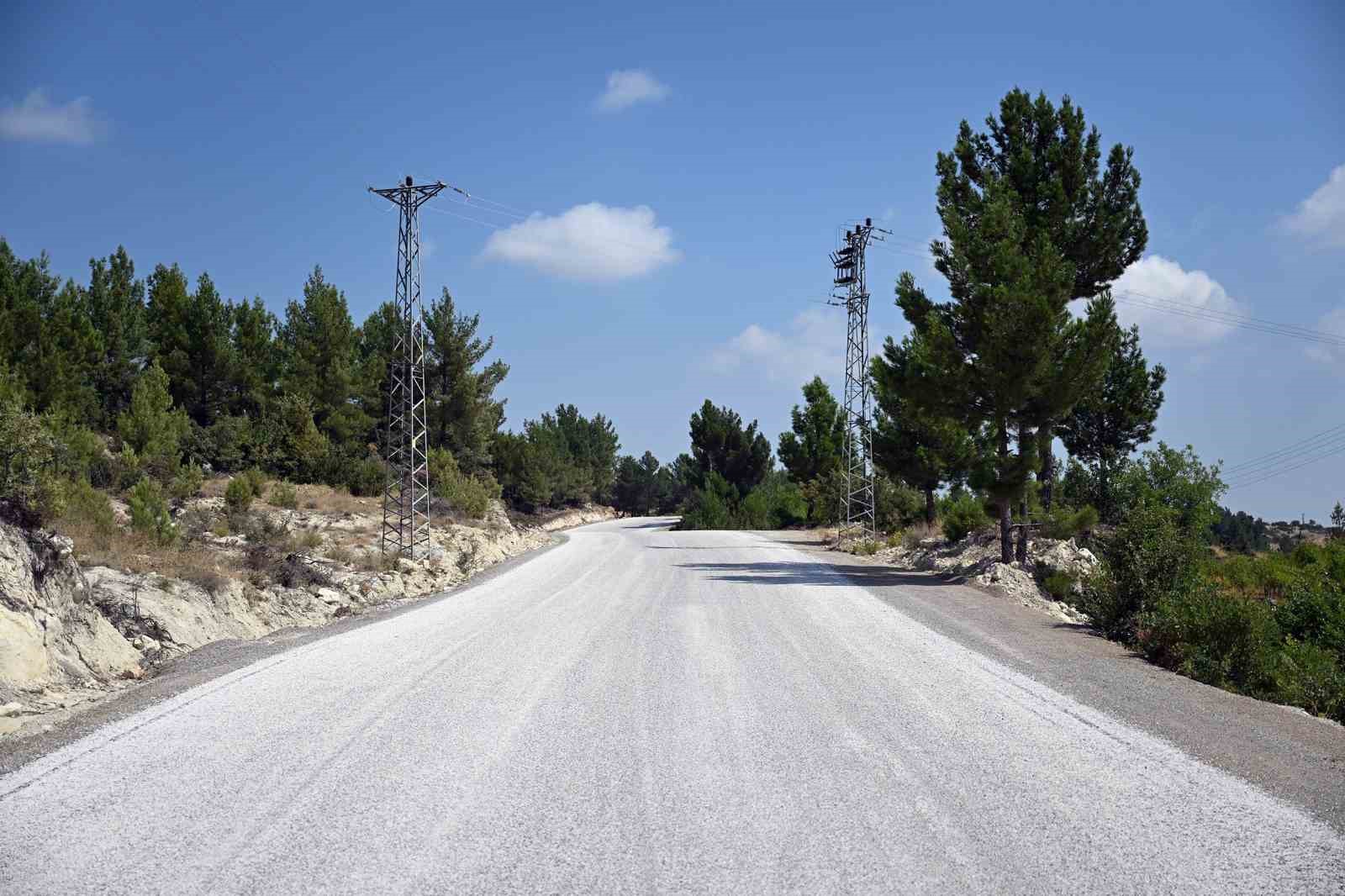 Mersin’de 4 mahalleyi birbirine bağlayan yol yenilendi