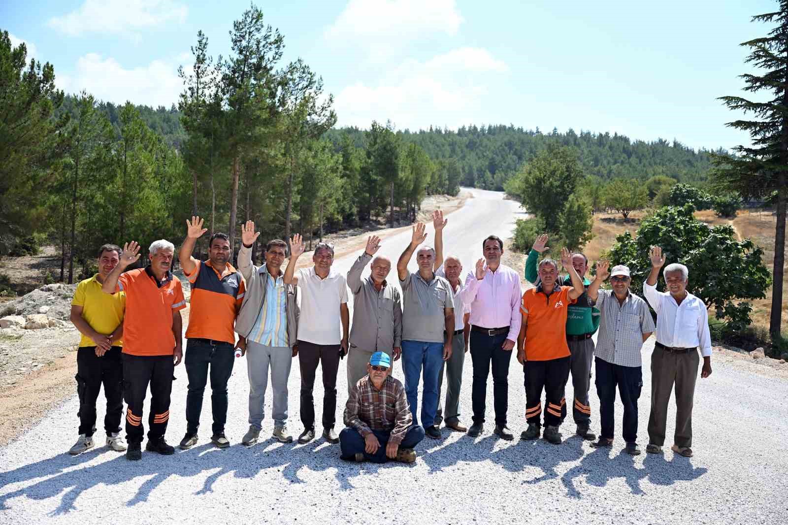 Mersin’de 4 mahalleyi birbirine bağlayan yol yenilendi